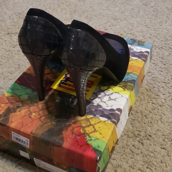 🛑👀 Sexy Black heels (look on back of shoes) - Picture 3 of 3